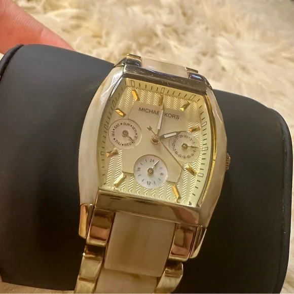 Michael Kors gold acetate wrist watch - Picture 2 of 8